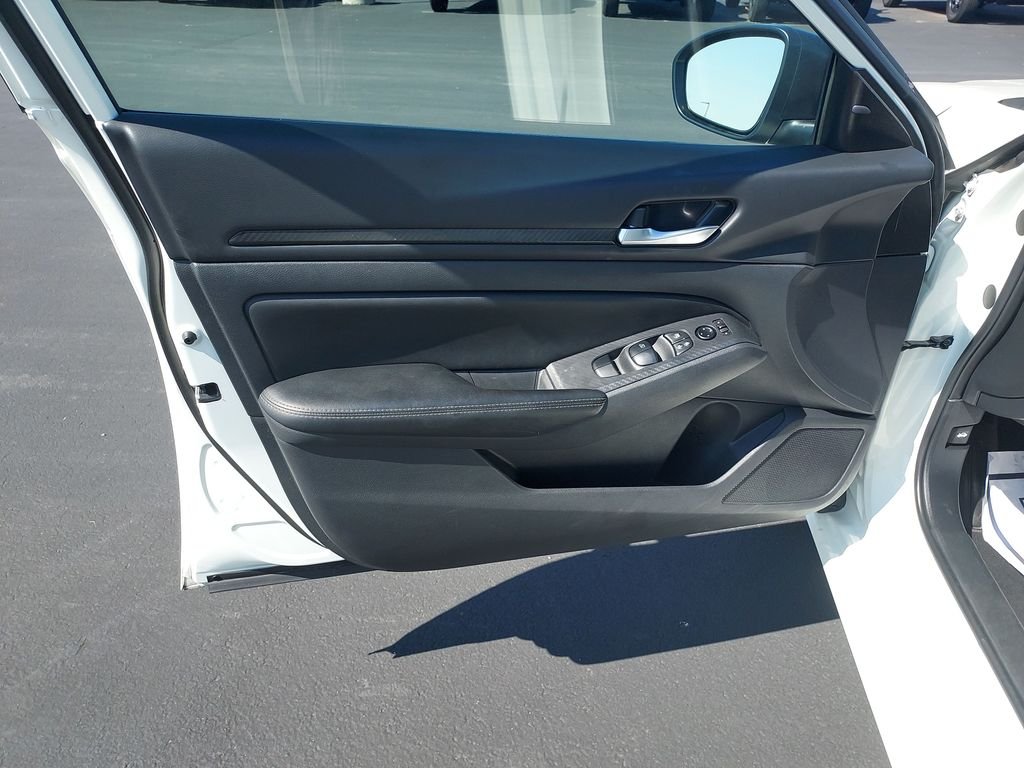 Used 2025 White Nissan 2.5 SV image 12