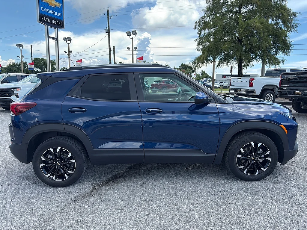 Used 2023 Blue Glow Metallic Chevrolet  image 4