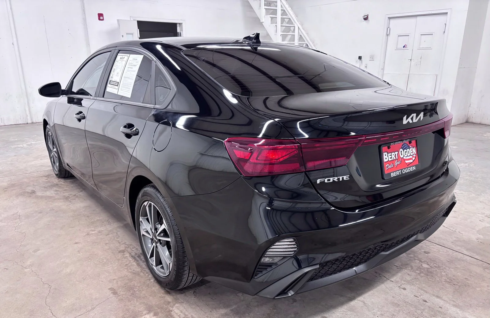 Used 2022 Black Kia LXS image 4