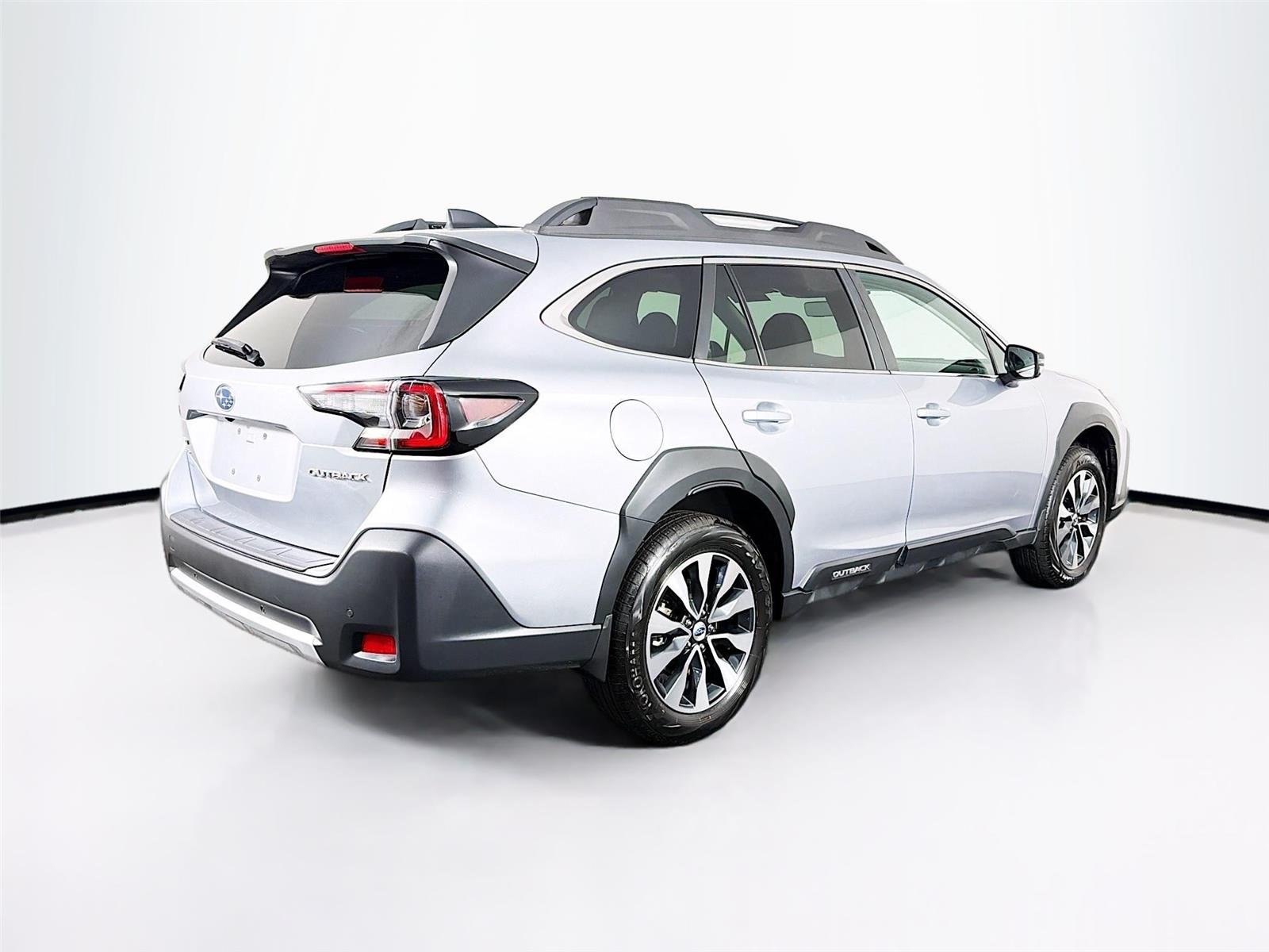 Used 2025 Ice Silver Metallic Subaru Limited image 11