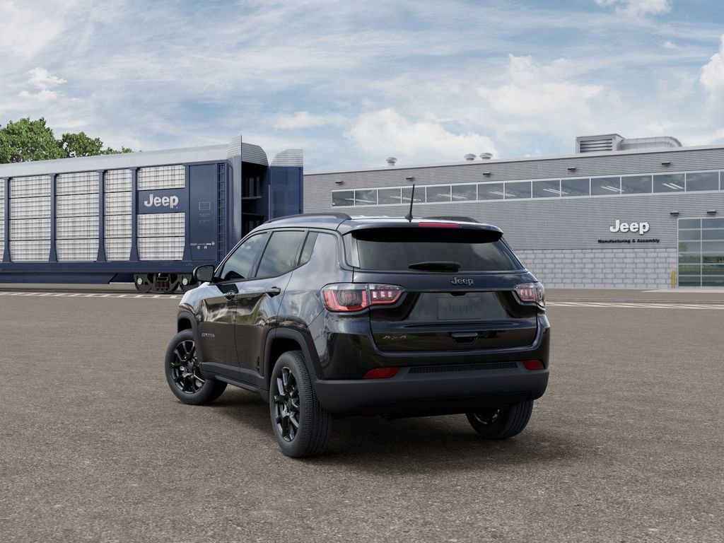 New 2026 Diamond Black Crystal Pearlcoat Jeep Latitude image 4