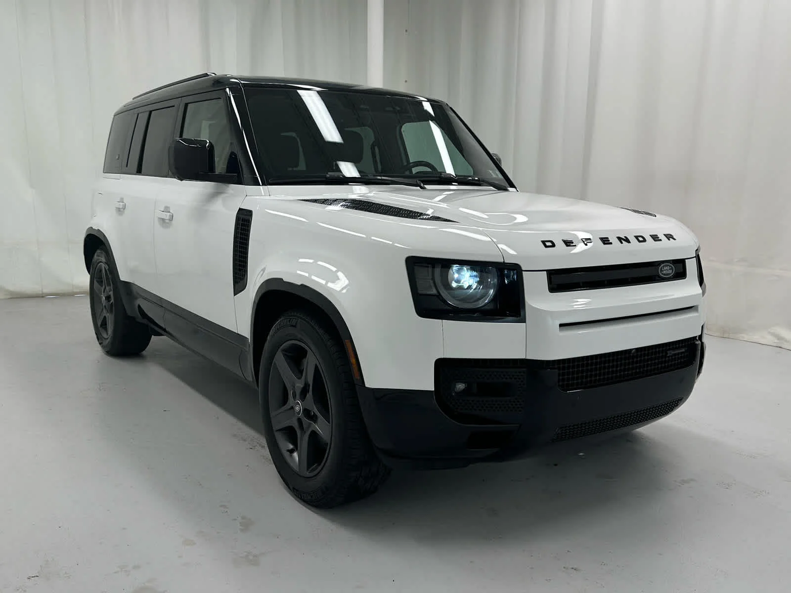 2023 Land Rover Defender X-Dynamic SE's photo