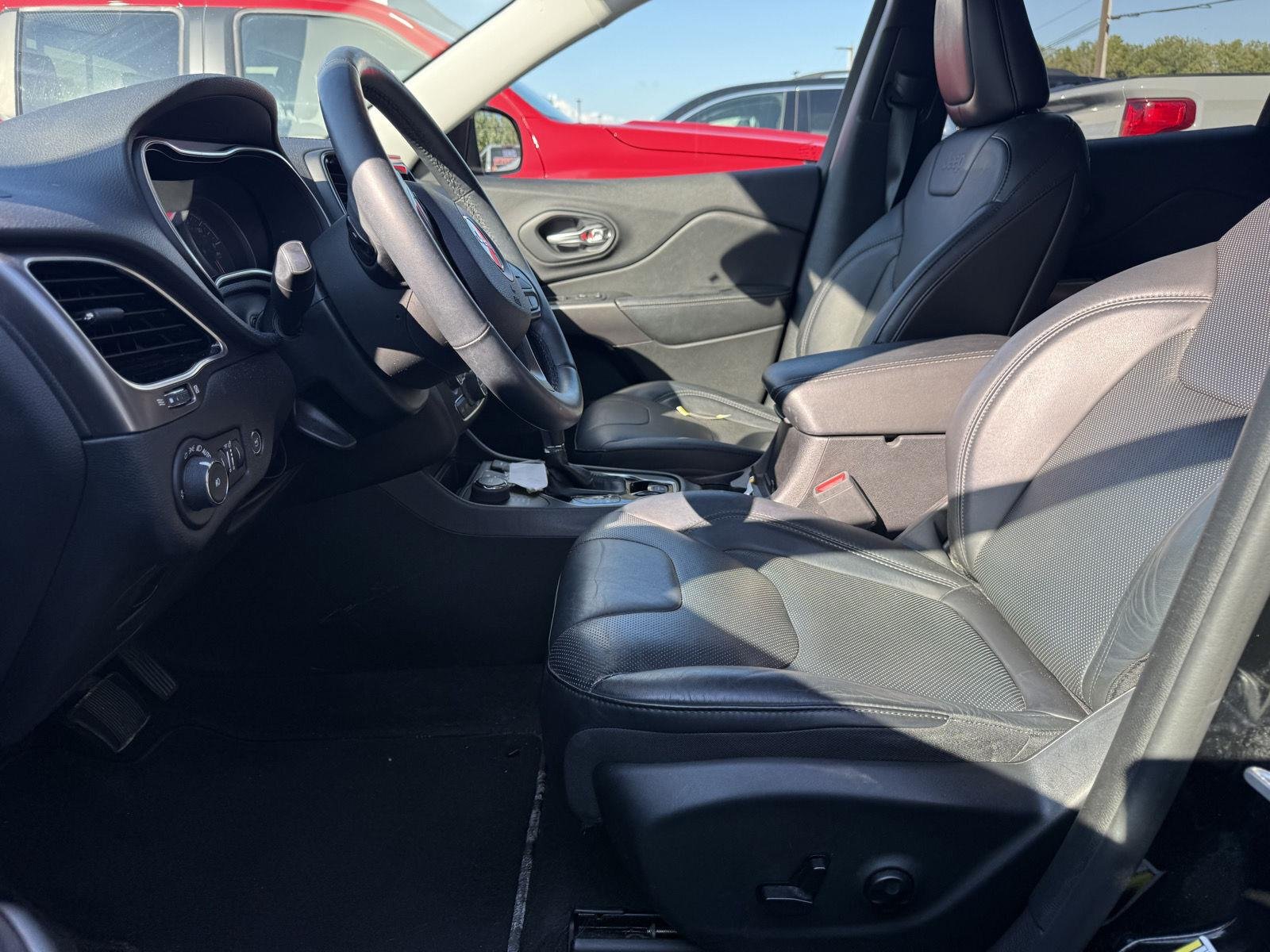 Used 2019 Diamond Black Crystal Pearlcoat Jeep Limited image 10