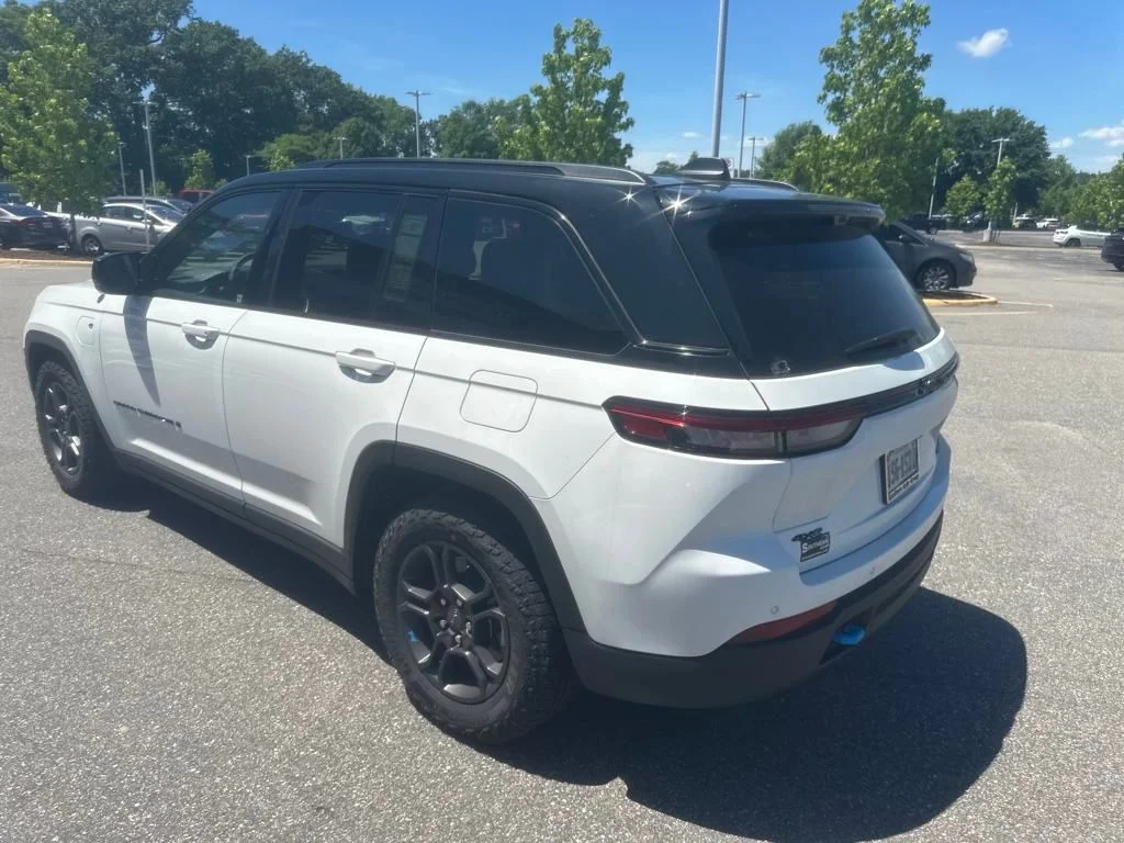 New 2024 Bright White Clear-Coat Exterior Paint Jeep Trailhawk 4xe image 9