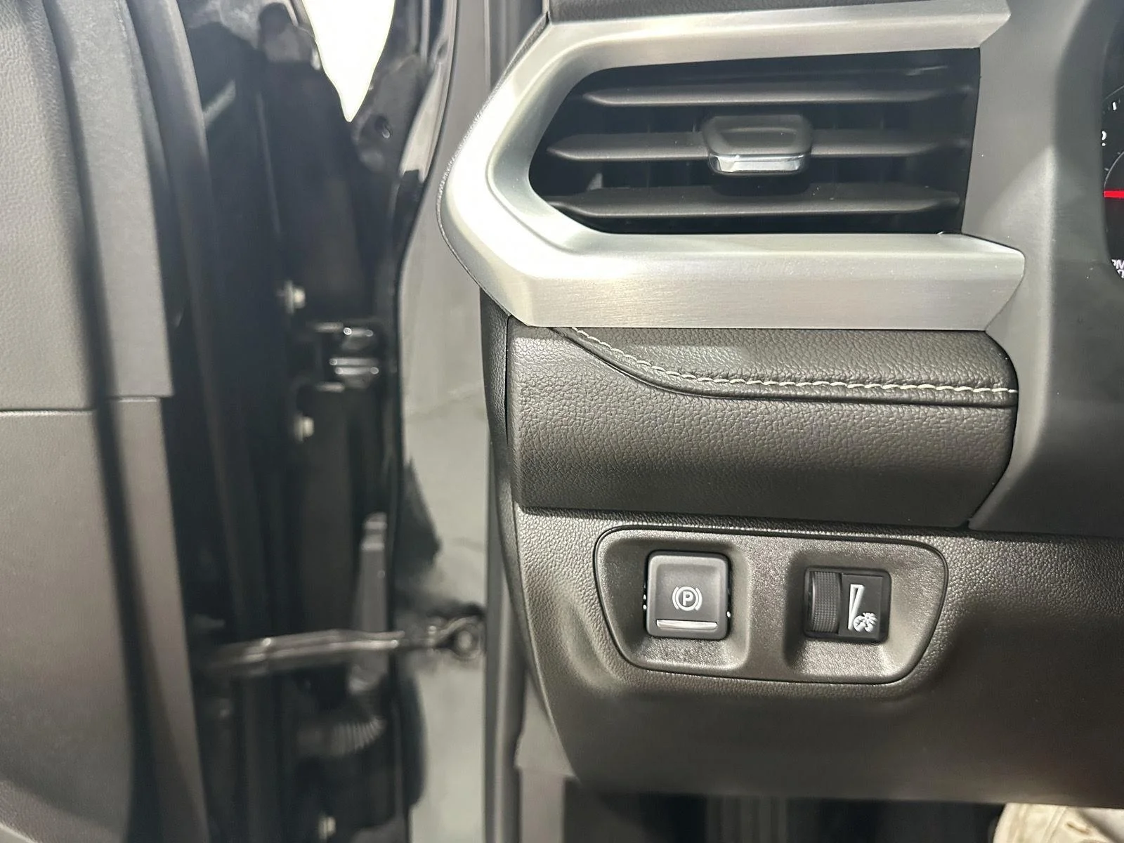 Used 2022 Ebony Twilight Metallic GMC SLE image 15