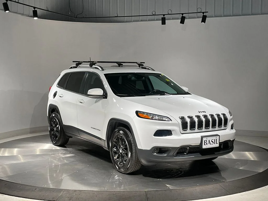 Used 2017 White Jeep Latitude image 36