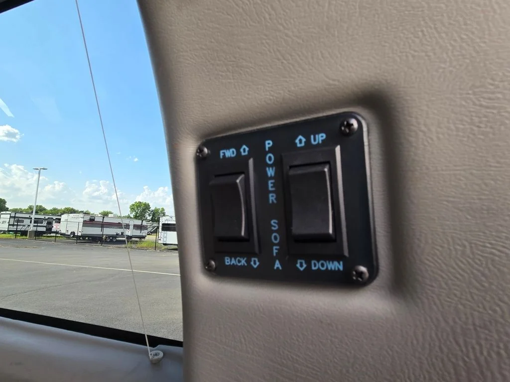 Used 2022 Black Chevrolet Explorer Limited SE image 6