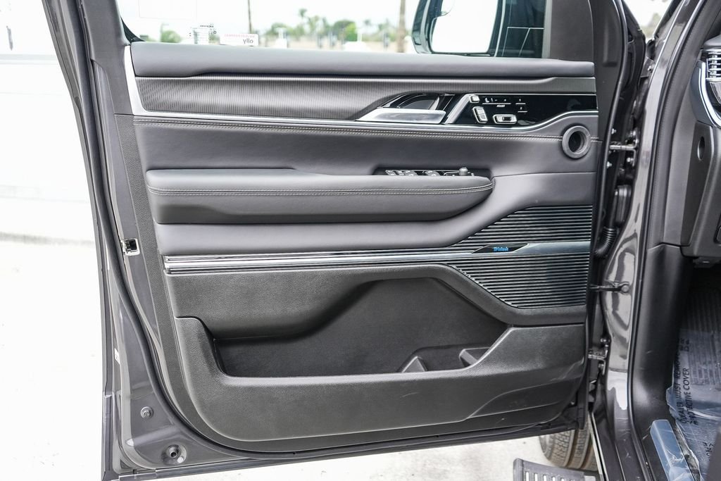New 2026 Gray Metallic Jeep Summit Obsidian image 24