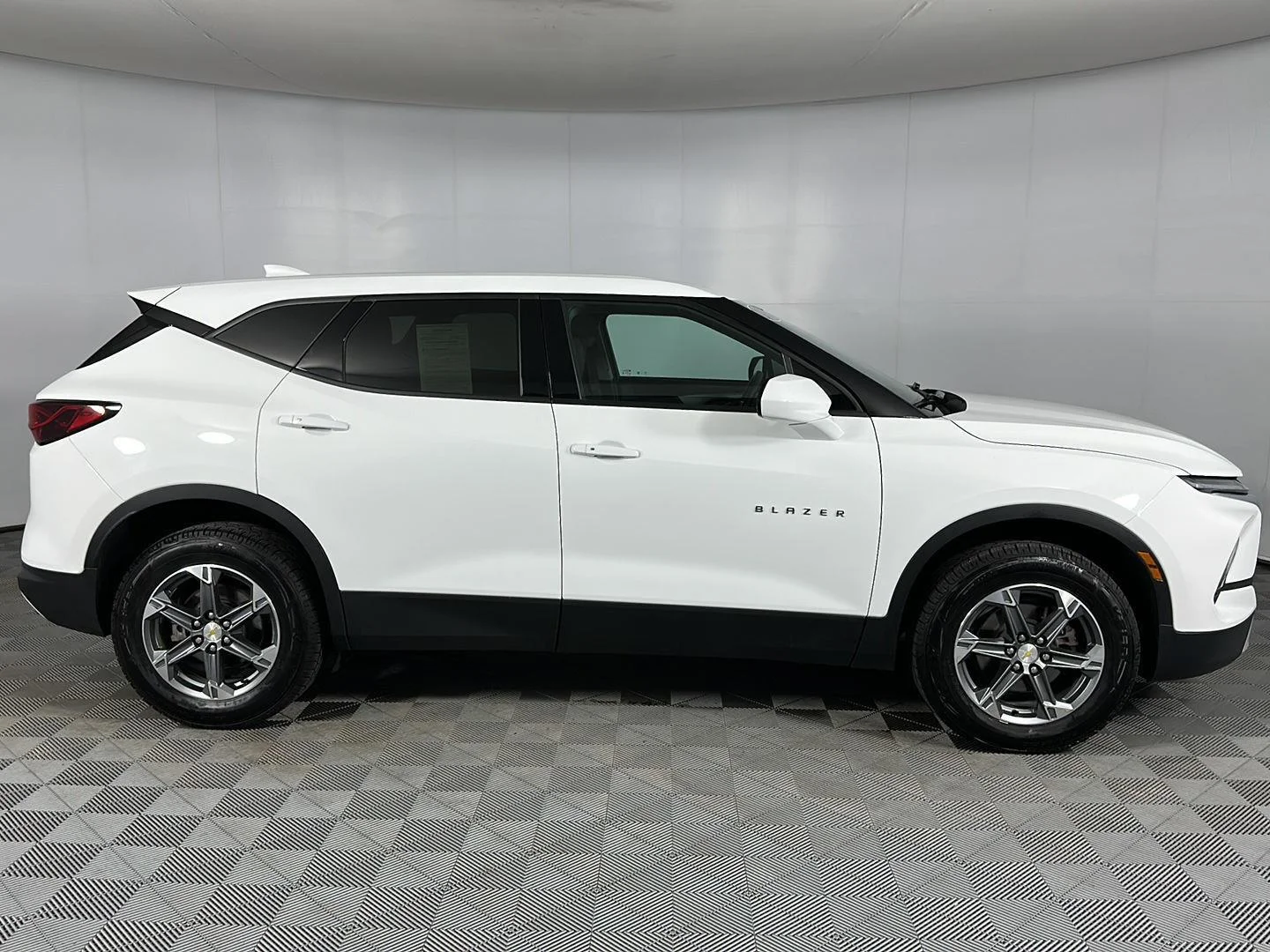 Used 2024 Summit White Chevrolet LT image 25