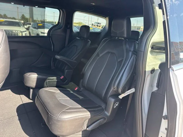Used 2025 White Chrysler Select image 9