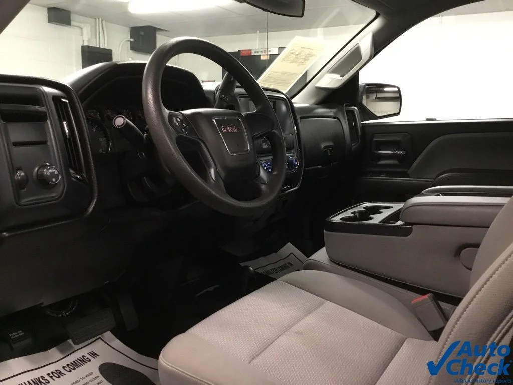 Used 2018 White GMC Base image 27