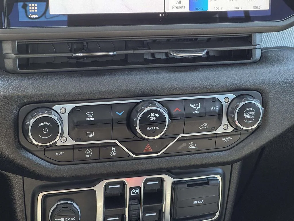 Used 2024 White Jeep Sport S image 19