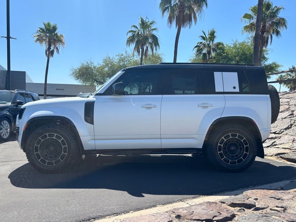 New 2026 Fuji White Land Rover OCTA image 3