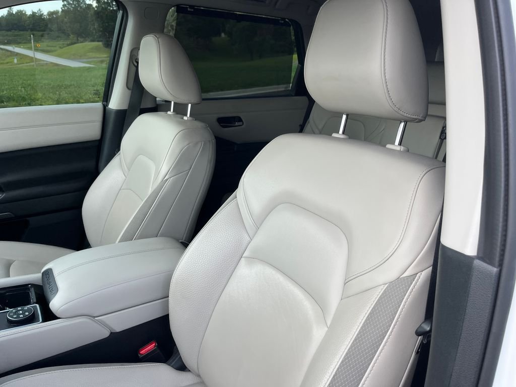Used 2023 White Nissan SL image 12