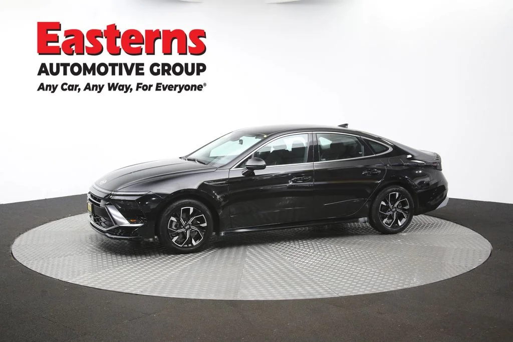 Used 2025 Black Hyundai SEL image 59