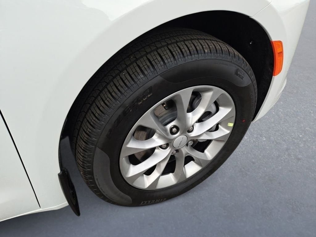 New 2027 Bright White Clear-Coat Exterior Paint Chrysler Select image 12