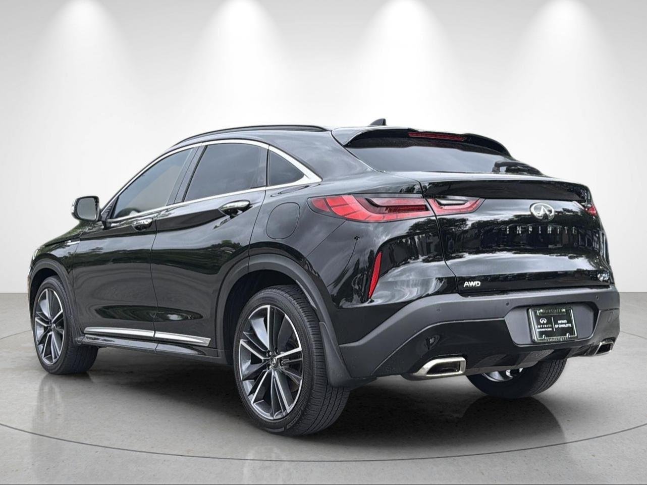 Used 2025 Black Obsidian INFINITI LUXE image 3