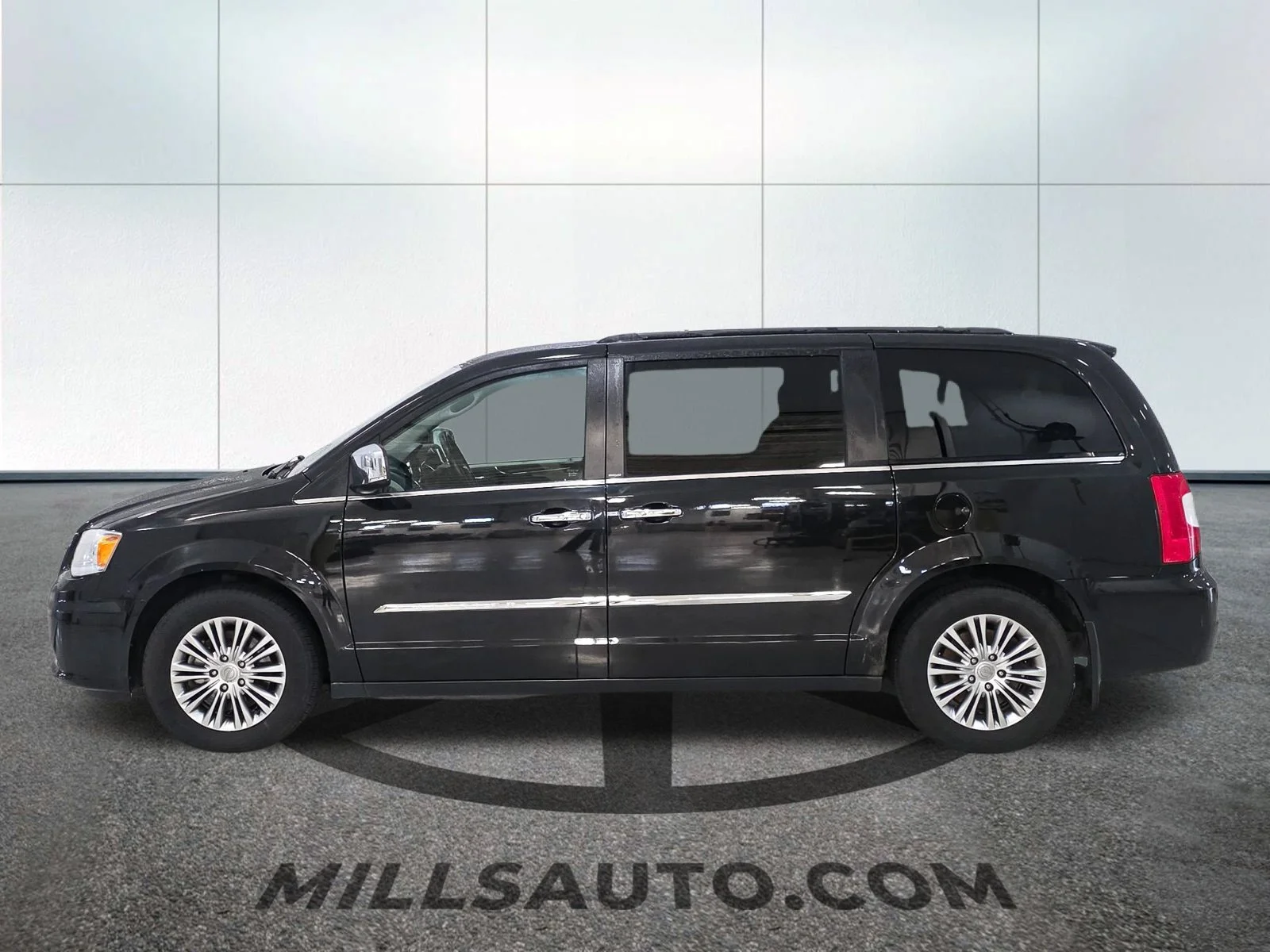 Used 2013 Black Chrysler Touring-L image 3