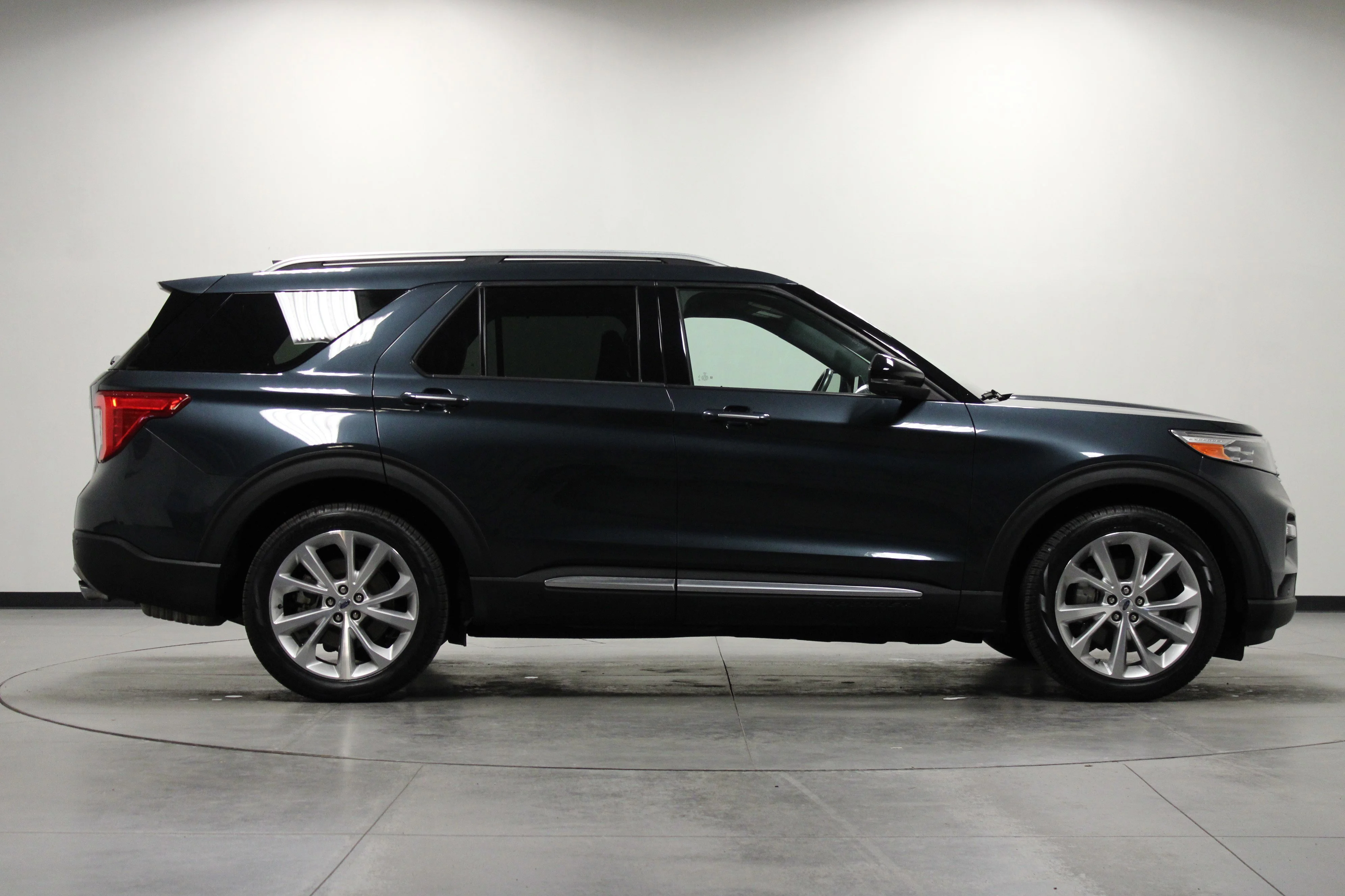 Used 2022 Blue Metallic Ford Platinum image 3