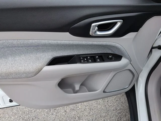 Used 2022 White Jeep Latitude image 12
