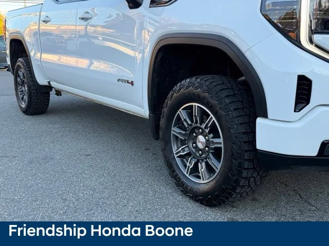Used 2025 White GMC AT4 image 9