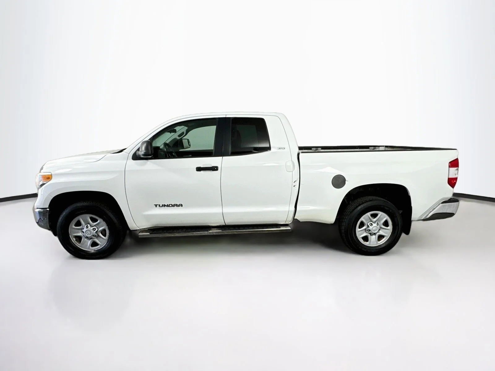 Used 2016 White Toyota SR5 image 4