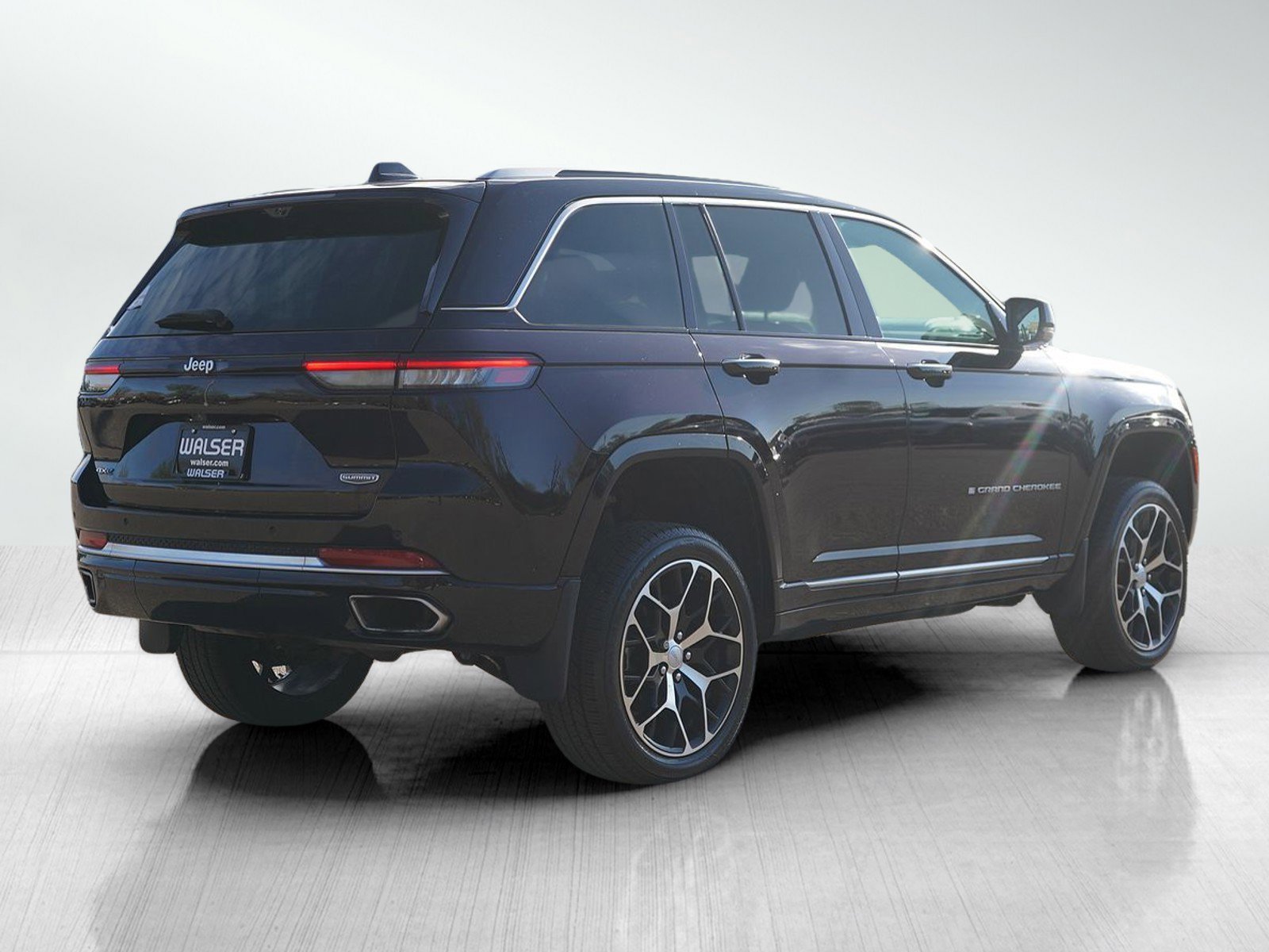 Used 2022 Ember Pearlcoat Jeep Summit Reserve 4Xe image 5