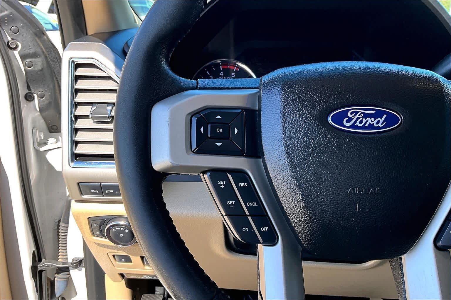 Used 2017 White Platinum Metallic Tri-Coat Ford Lariat image 24
