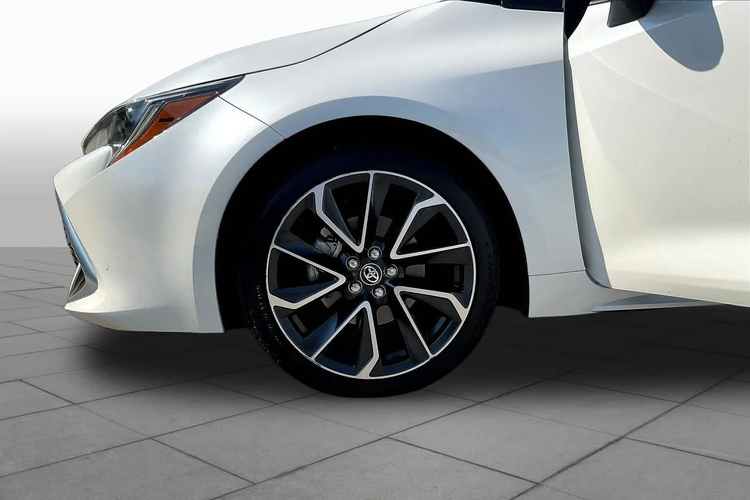 Used 2021 Wind Chill Pearl Toyota XSE image 11