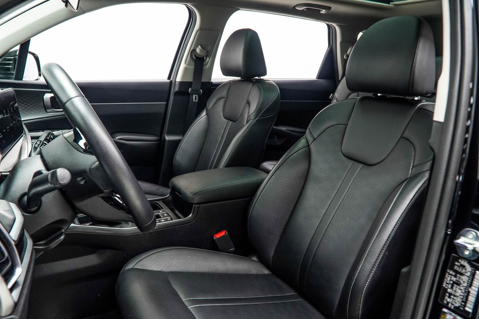 Used 2025 Black Kia S image 37