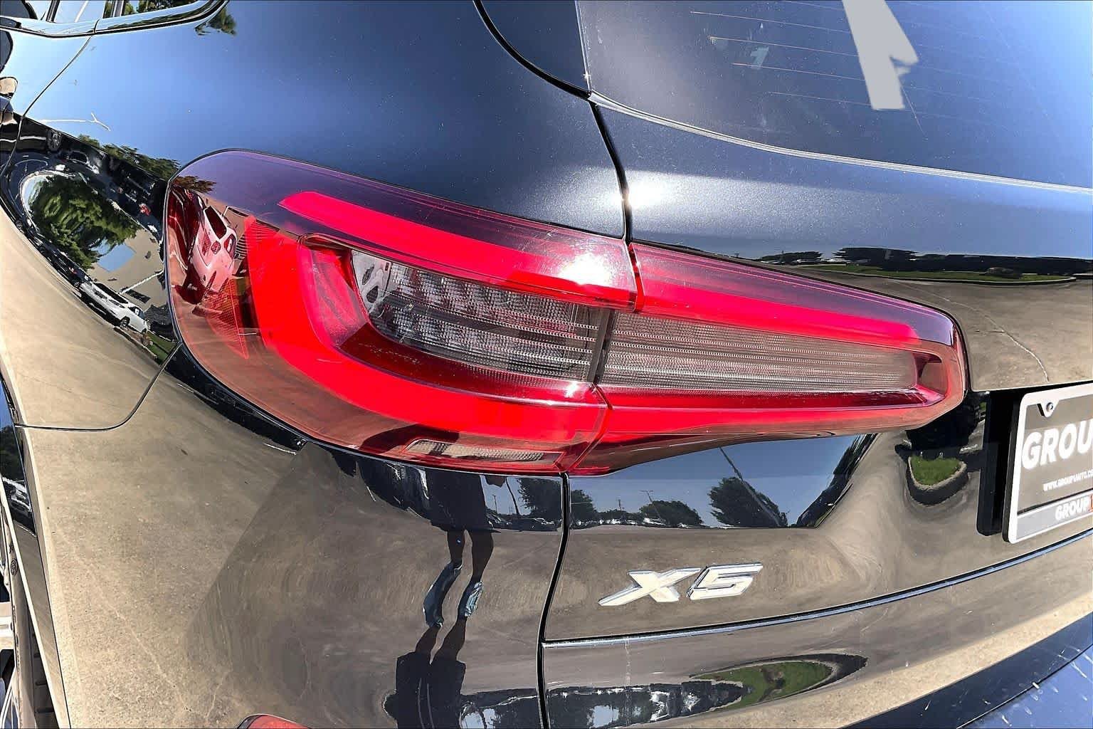 Used 2021 Black Sapphire Metallic BMW sDrive40i image 27