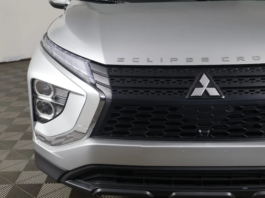 Used 2024 Silver Mitsubishi ES image 11