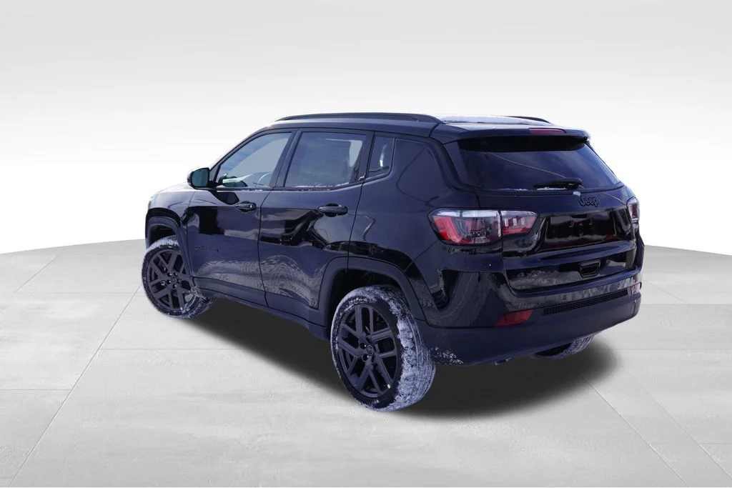 New 2026 Diamond Black Crystal Pearlcoat Jeep Limited image 5