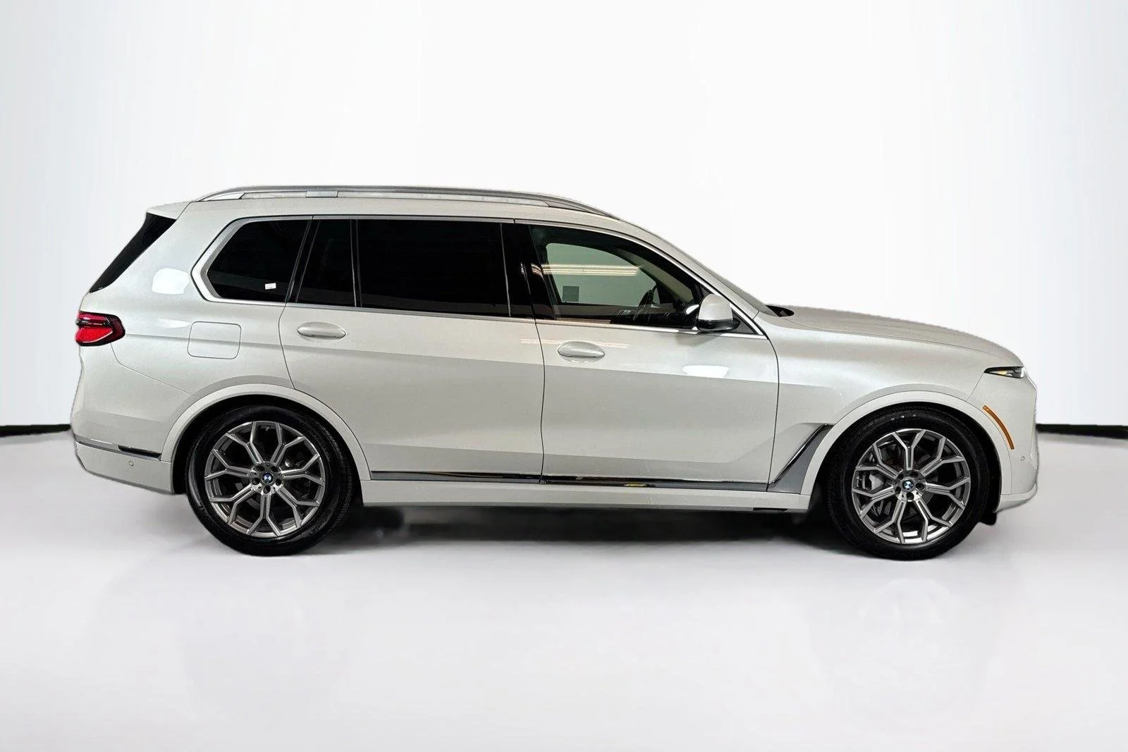 Used 2023 Alpine White BMW xDrive40i image 4