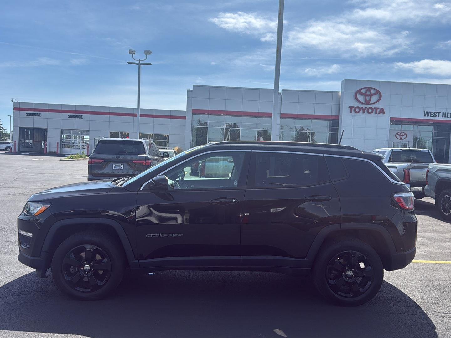 Used 2018 Diamond Black Crystal Pearlcoat Jeep Latitude image 6