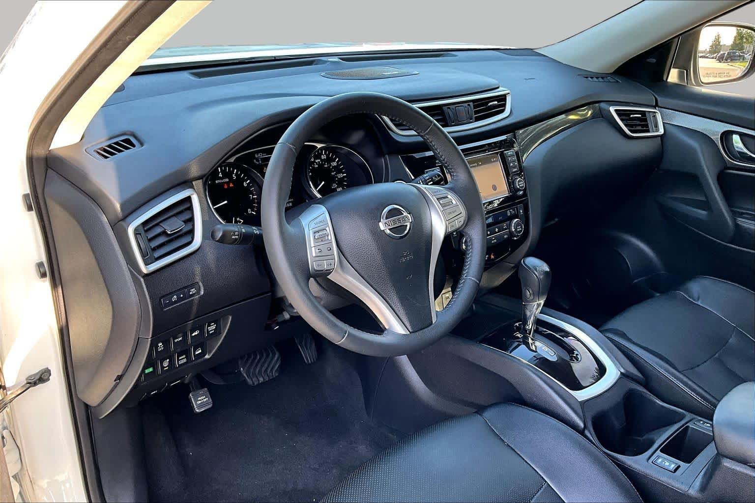 Used 2016 Pearl White Nissan SL image 17