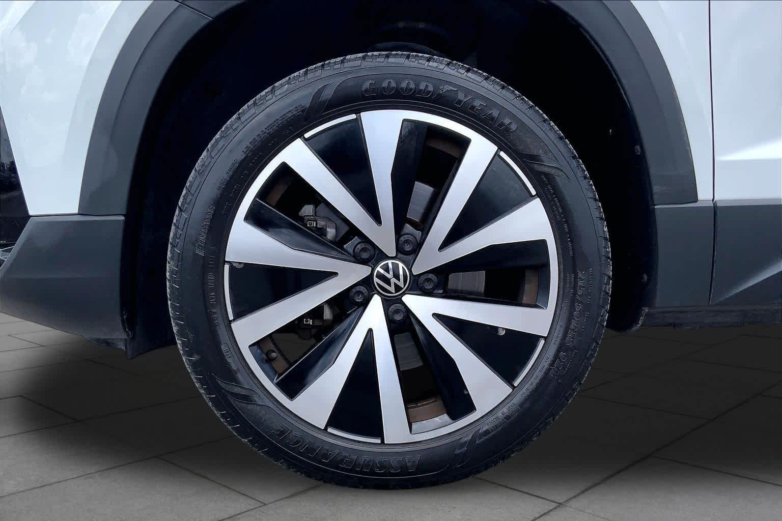 Used 2022 Pure White Volkswagen SE image 11