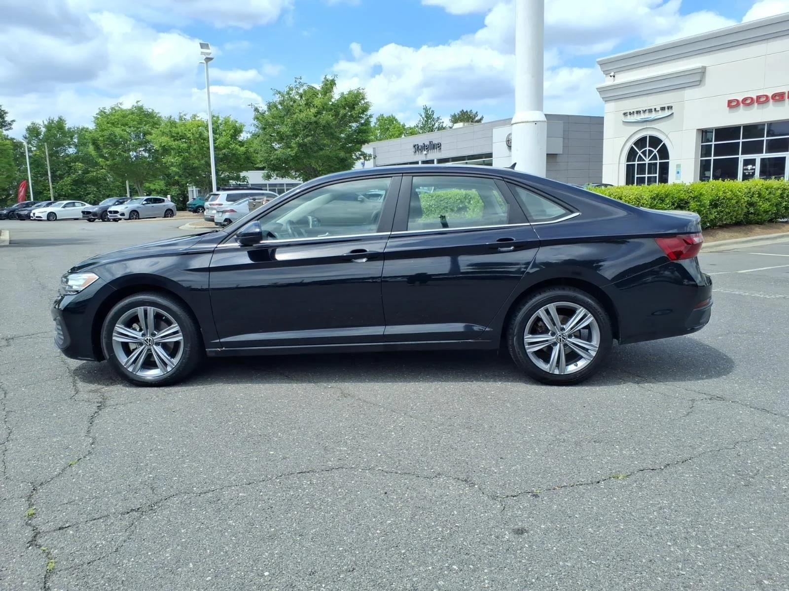 Used 2024  Volkswagen SE image 3