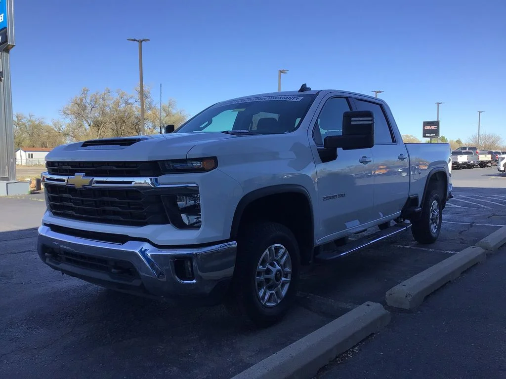 Used 2025 Summit White Chevrolet LT image 3