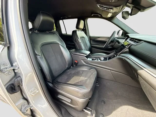 Used 2024 Silver Zynith Jeep Altitude image 14