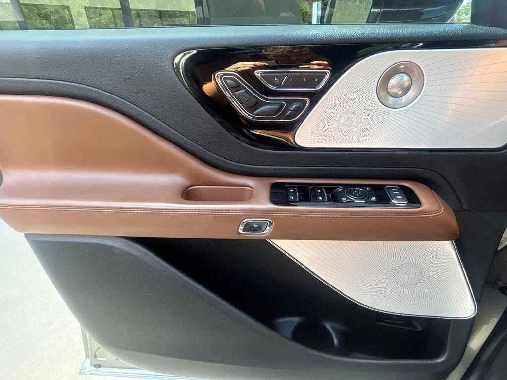 Used 2023 Beige Lincoln Reserve image 28