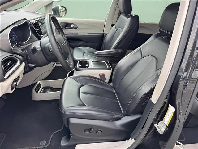 Used 2023 Black Chrysler Touring L image 5