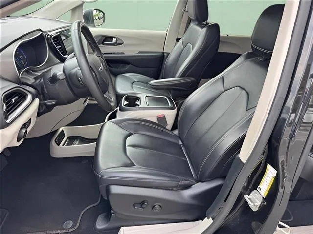 Used 2023 Black Chrysler Touring L image 5