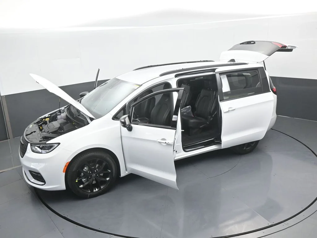 New 2026 Bright White Clear-Coat Exterior Paint Chrysler Select image 63