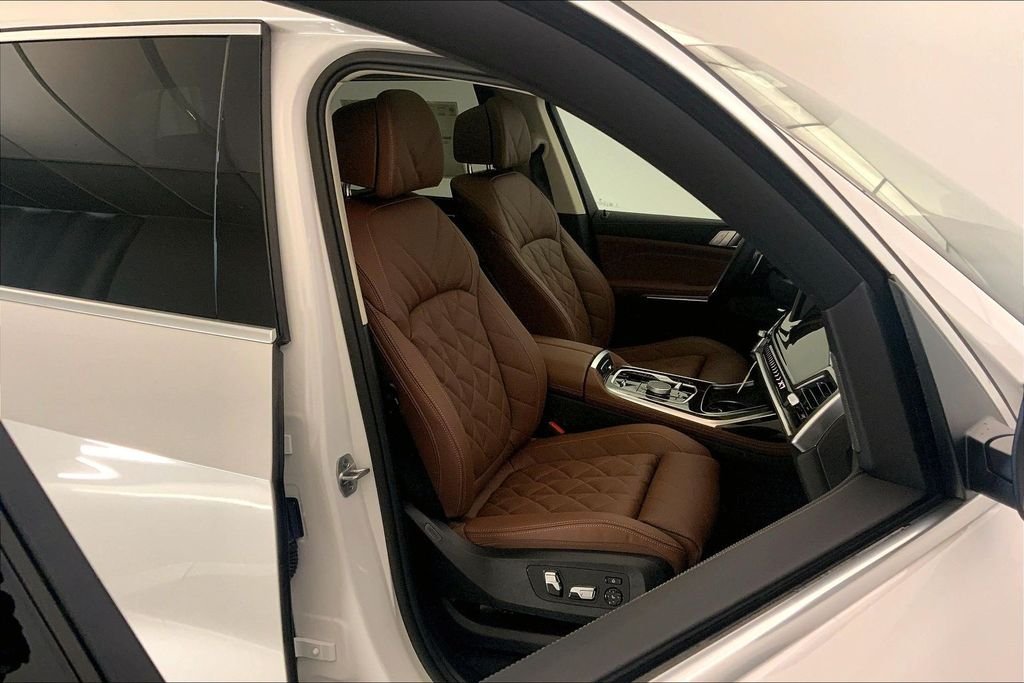 Used 2027 Mineral White Metallic BMW  image 7