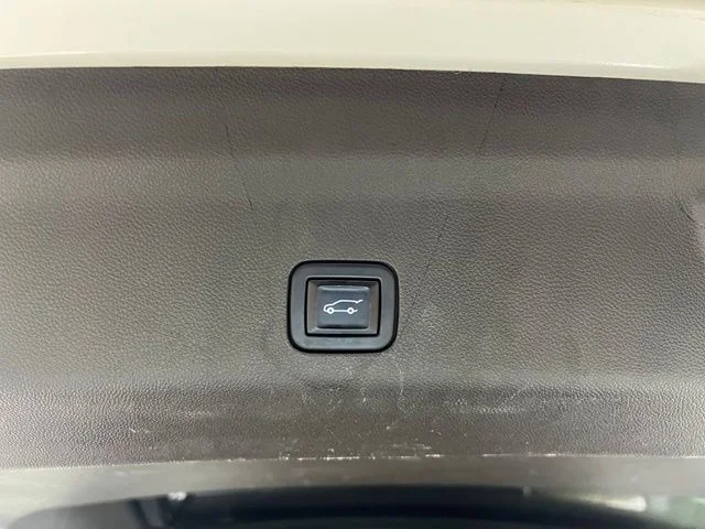 Used 2021 White GMC Denali image 42