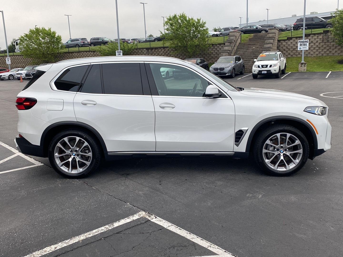 New 2026 Mineral White Metallic BMW xDrive40i image 3