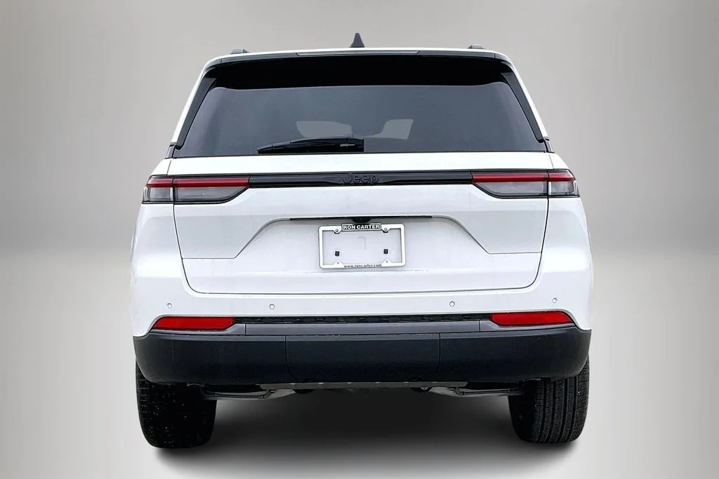 New 2026 Bright White Clear-Coat Exterior Paint Jeep Limited image 3