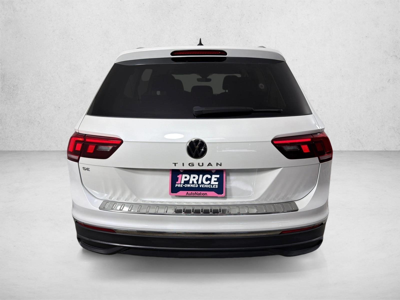 Used 2023 White Volkswagen SE image 4