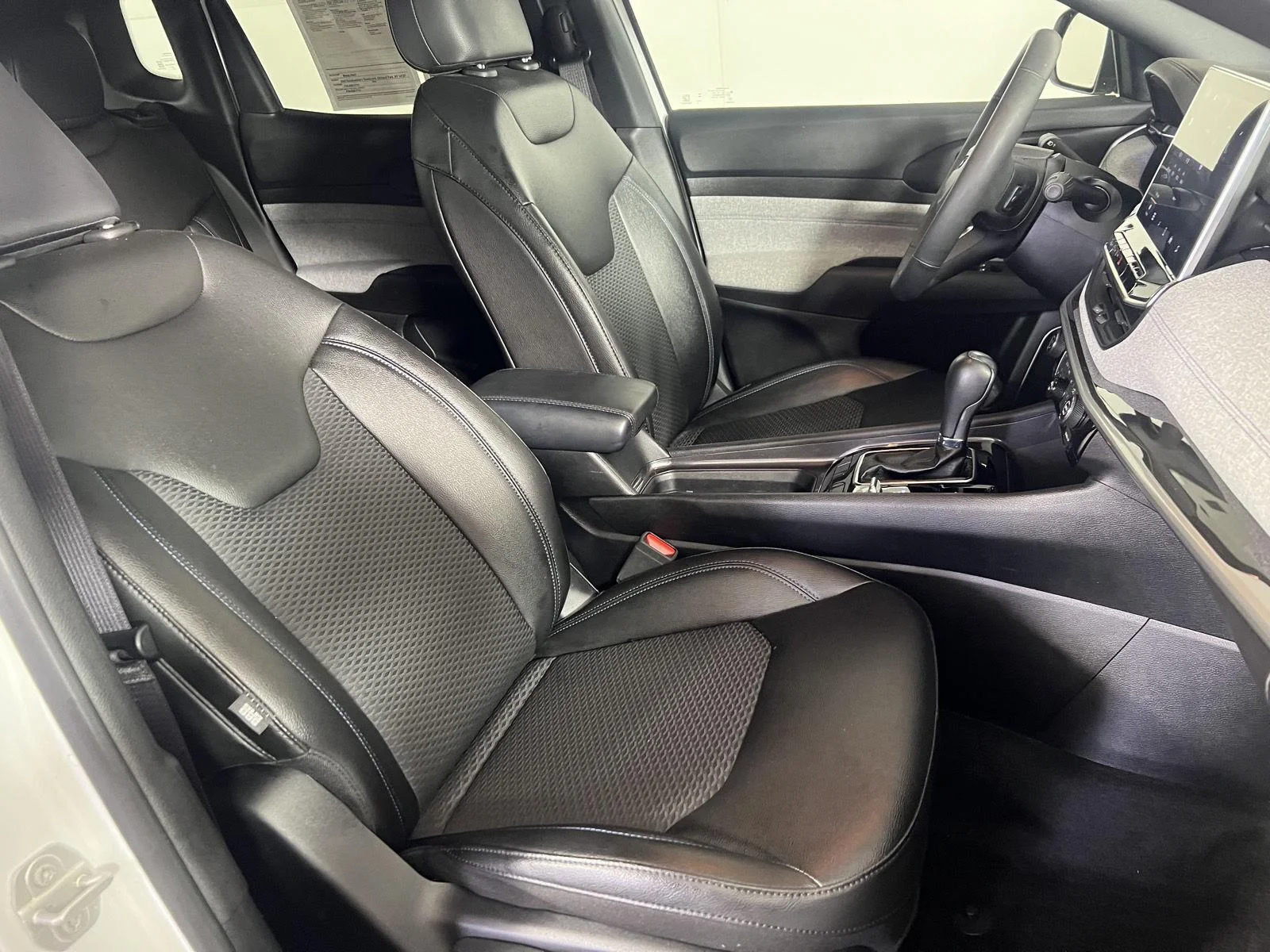 Used 2024 Bright White Clearcoat Jeep Latitude image 17